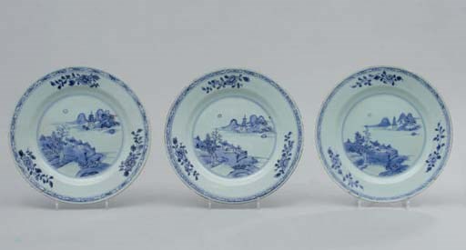 TROIS ASSIETTES EN PORCELAINE BLEU BLANC