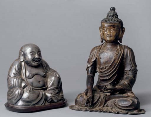 STATUETTE DE BOUDDHA EN BRONZE ET STATUETTE DE BUDAI EN METAL ARGENTE