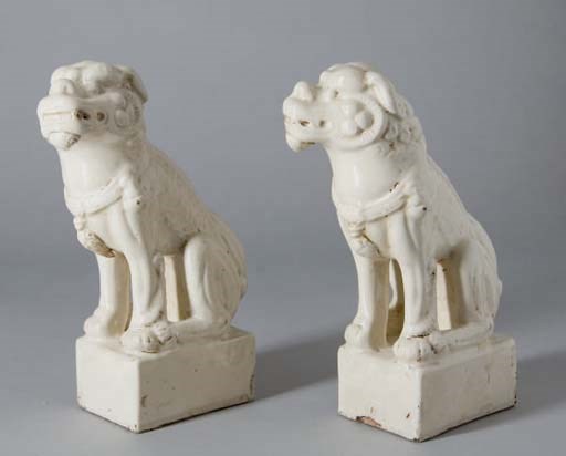PAIRE DE CHIENS DE FO EN PORCELAINE EMAILLEE CREME