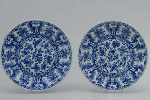 PAIRE D'ASSIETTES EN FAIENCE DE DELFT DU XVIIIEME SIECLE