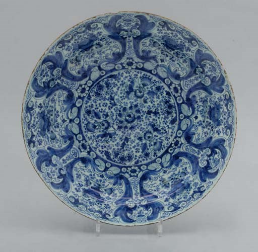 PLAT CREUX EN FAIENCE DE DELFT DU XVIIIEME SIECLE