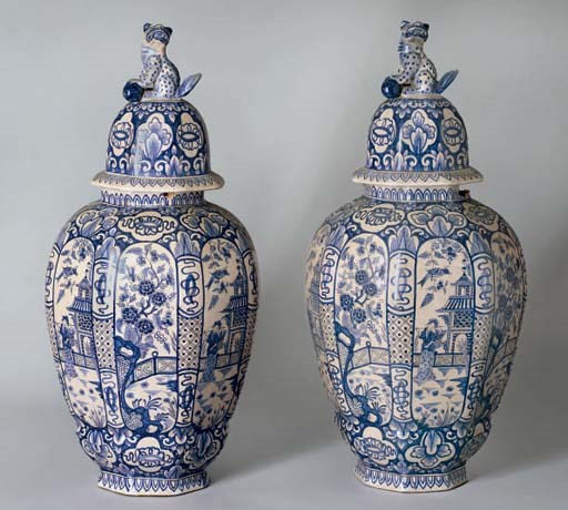 PAIRE DE VASES ET LEUR COUVERCLE EN FAIENCE DE DELFT DU XVIIIEME SIECLE
