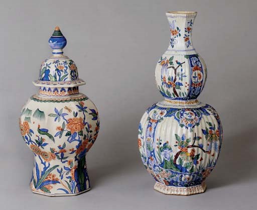DEUX VASES ET UN COUVERCLE EN FAIENCE DANS LE STYLE DE DELFT