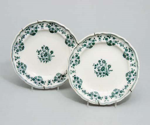 PAIRE D'ASSIETTES EN FAIENCE DE MOUSTIERS DU XVIIIEME SIECLE