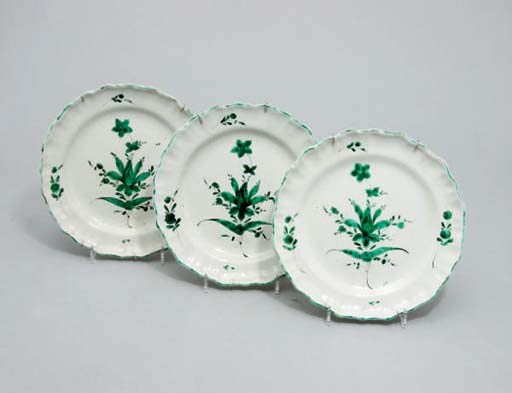 TROIS ASSIETTES EN FAIENCE DE MOUSTIERS (FERRAT) DU XVIIIEME SIECLE