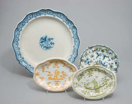 UN GRAND PLAT, UNE ASSIETTE, ET DEUX DRAGEOIRS EN FAIENCE FRANCAISE DES XVIIIEME ET XIXEME SIECLES