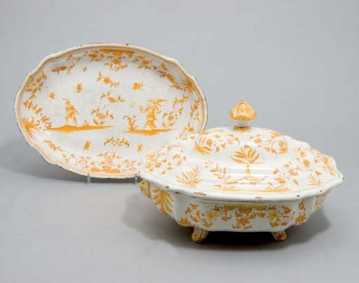 TERRINE, SON COUVERCLE ET UN PLATEAU EN FAIENCE FRANCAISE