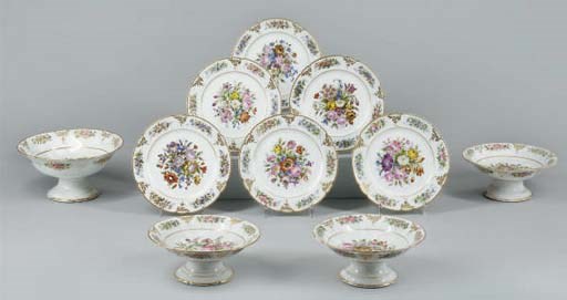 PARTIE DE SERVICE A DESSERT EN PORCELAINE DE PARIS DU XIXEME SIECLE