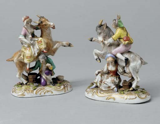PAIRE DE PETITS GROUPES EN PORCELAINE DE PARIS (LOCRE) DE LA FIN DU XIXEME SIECLE