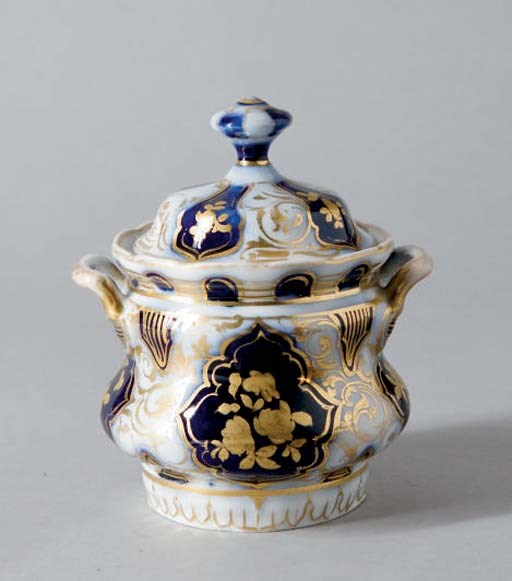 SUCRIER ET SON COUVERCLE EN PORCELAINE DE BAYEUX DU XIXEME SIECLE