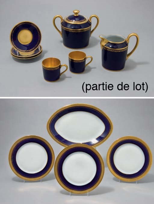 PARTIE DE SERVICE COMPOSITE EN PORCELAINE DE LIMOGES DU XXEME SIECLE