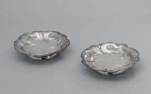 PAIRE DE COUPES A GATEAUX EN VERMEIL