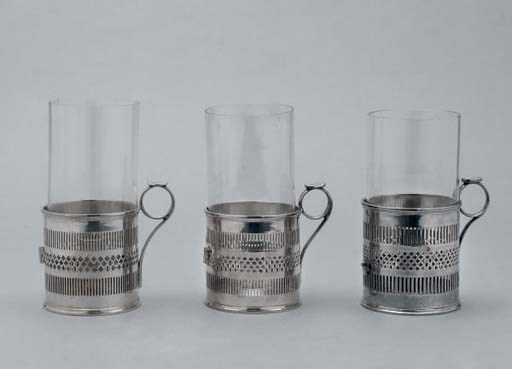 TROIS PHOTOPHORES EN METAL ARGENTE ET VERRE