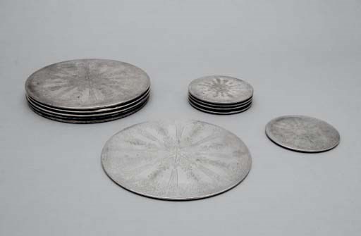 ENSEMBLE DE SOUS ASSIETTES ET DE SOUS VERRES EN METAL ARGENTE