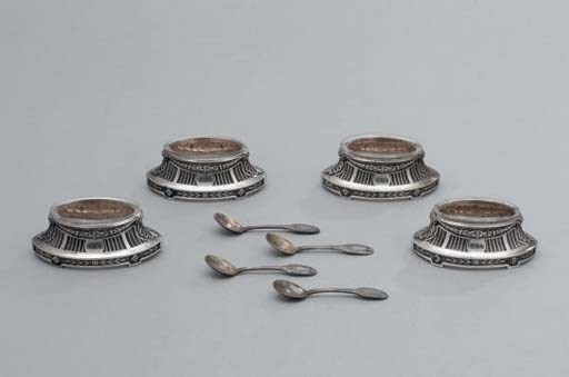 QUATRE SALERONS DE TABLE ET LEURS CUILLERES EN ARGENT ET VERRE