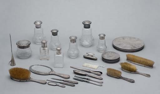 NECESSAIRES DE TOILETTE EN ARGENT, METAL ARGENTE ET VERRE