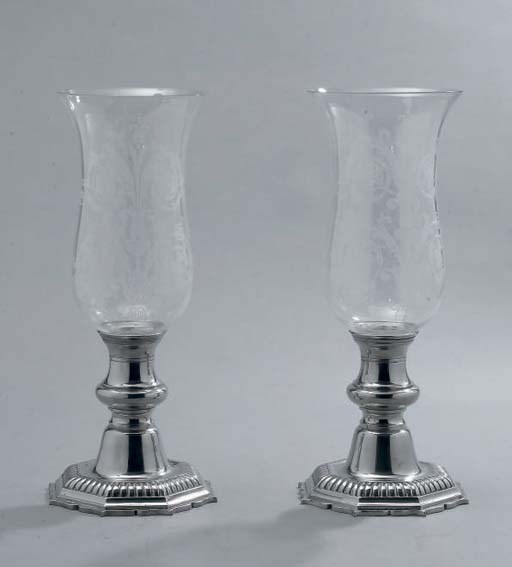 PAIRE DE PHOTOPHORES EN METAL ARGENTE ET SIX VERRES
