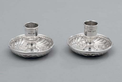 PAIRE DE BOUGEOIRS DE VOYAGE EN ARGENT