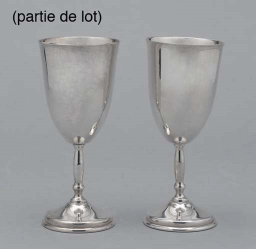 DOUZE GOBELETS EN ARGENT