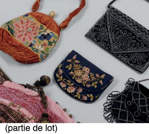 ENSEMBLE DE HUIT SACS A MAINS ET POCHETTES