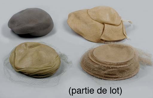 ENSEMBLE DE ONZE COIFFES