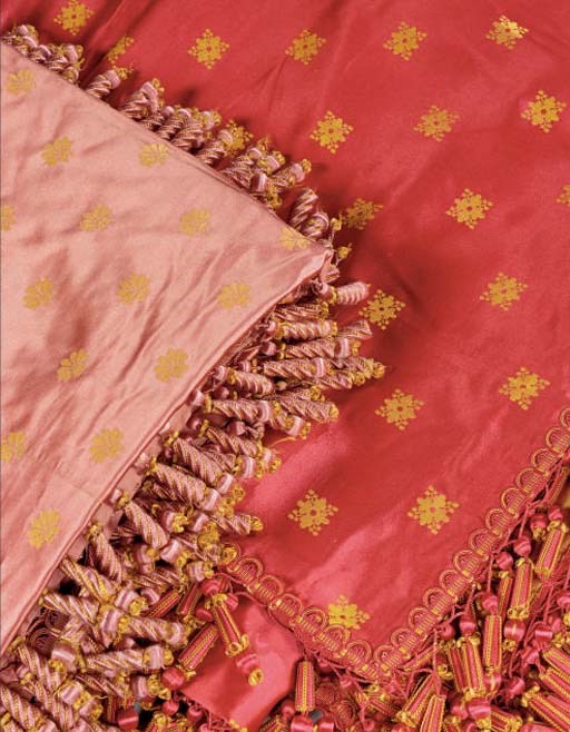DEUX TAPIS DE TABLE
