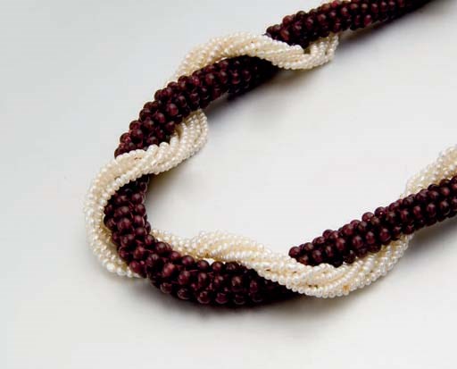 COLLIER DE PERLES DE SEMENCES ET GRENATS