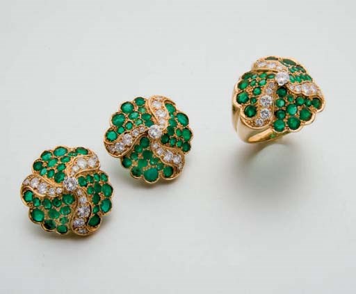 BAGUE ET PAIRE DE CLIPS D'OREILLES EMERAUDES ET DIAMANTS, PAR PIAGET