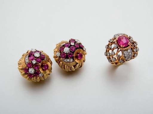 BAGUE ET PAIRE DE CLIPS D'OREILLES RUBIS, RUBIS SYNTHETIQUE ET DIAMANTS