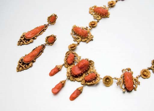 COLLIER ET PAIRE DE PENDANTS D'OREILLES CORAIL