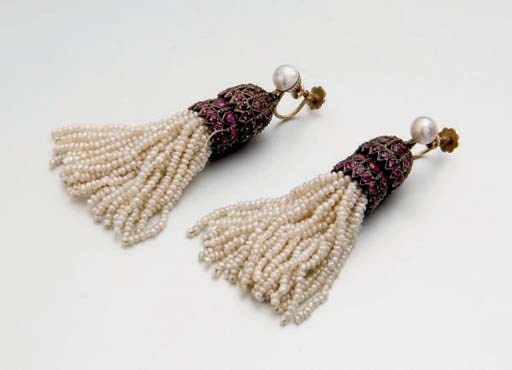 PAIRE DE PENDANTS D'OREILLES PERLES ET RUBIS