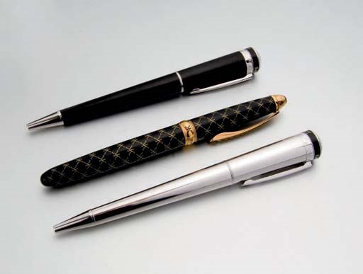 LOT DE DEUX STYLOS-BILLE ET UN STYLO-PLUME, PAR KORLOFF