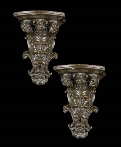 PAIRE DE PETITES CONSOLES D'APPLIQUE DE STYLE LOUIS XIV