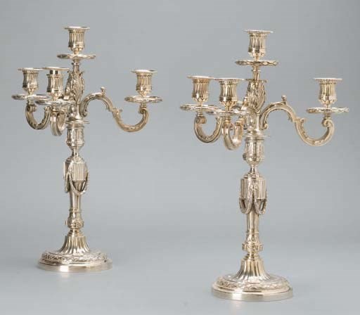 PAIRE DE CANDELABRES A QUATRE LUMIERES EN BRONZE ARGENTE