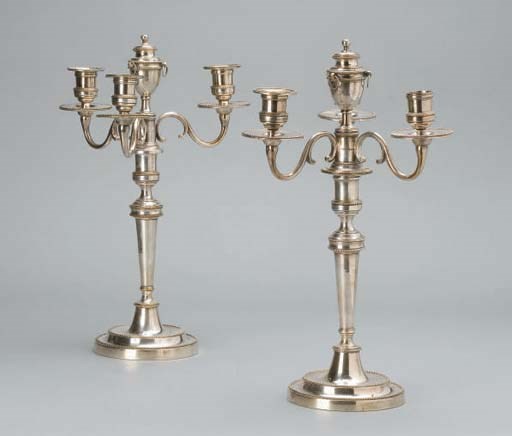 PAIRE DE CANDELABRES A QUATRE LUMIERES EN METAL ARGENTE
