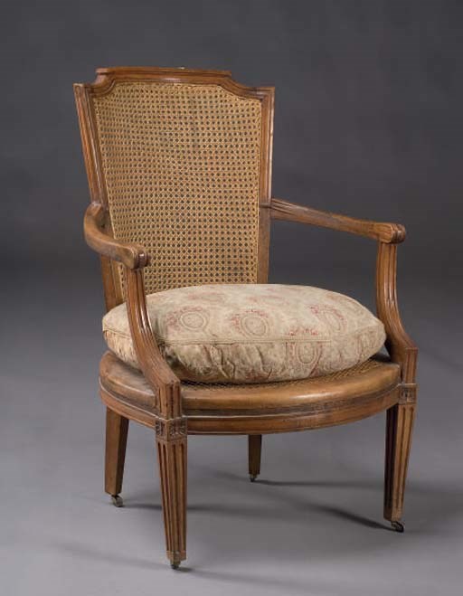 FAUTEUIL DE STYLE LOUIS XVI
