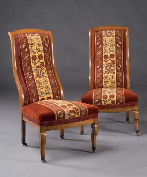 PAIRE DE CHAUFFEUSES BASSES D'EPOQUE LOUIS PHILIPPE