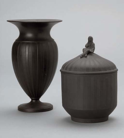 VASE ET SUCRIER COUVERT EN WEDGWOOD