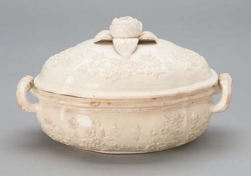 SOUPIERE EN FAIENCE FINE DE PONT AUX CHOUX DU XIXEME SIECLE