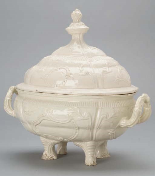 GRANDE SOUPIERE EN FAIENCE FINE DE PONT AUX CHOUX DU XIXEME SIECLE