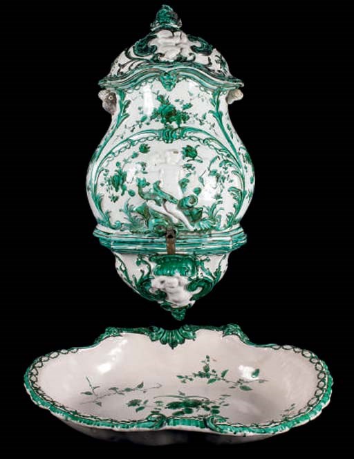 FONTAINE, SON COUVERCLE, SA CONSOLE ET SON BASSIN EN FAIENCE DE MARSEILLE (PROBABLEMENT ROBERT) DU XVIIIEME SIECLE