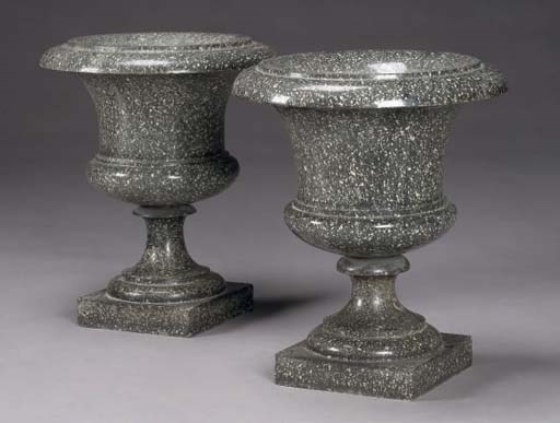 PAIRE DE VASES MEDICIS DU XIXEME SIECLE