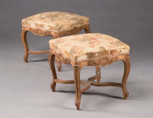 PAIRE DE TABOURETS DE STYLE REGENCE