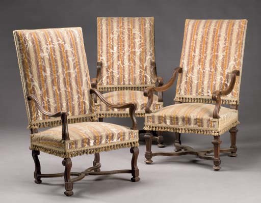 SUITE DE TROIS FAUTEUILS DE STYLE LOUIS XIV