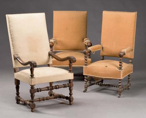 SUITE DE TROIS FAUTEUILS DE STYLE LOUIS XIII