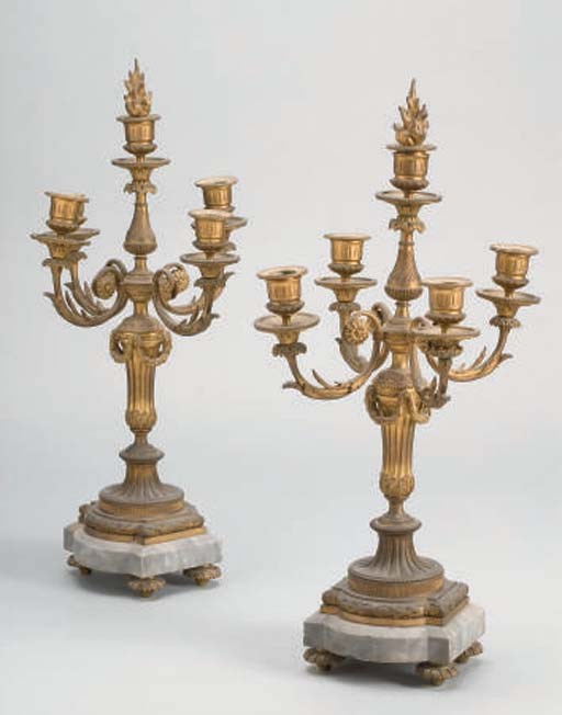 PAIRE DE CANDELABRES DE STYLE LOUIS XVI