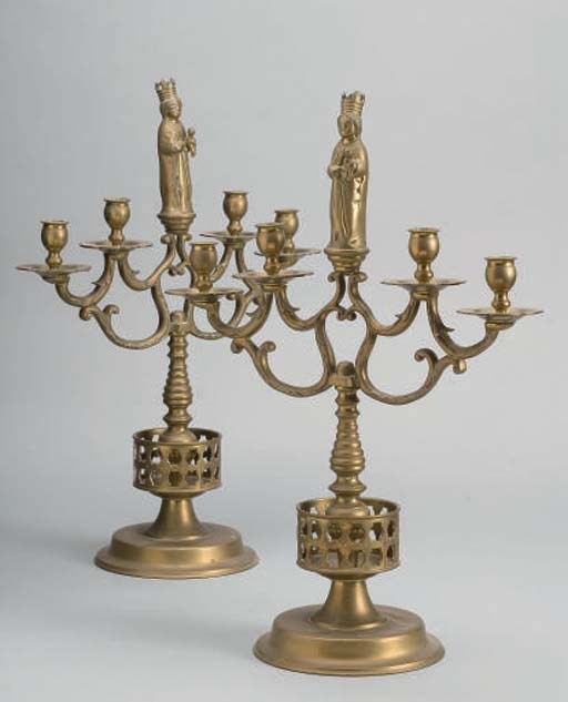 PAIRE DE CANDELABRES DANS LE STYLE DU MOYEN AGE