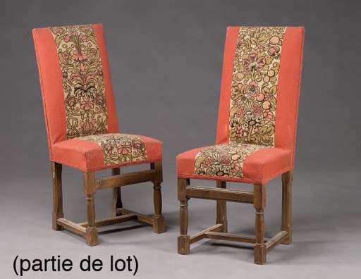 SUITE DE DEUX GRANDES ET DEUX PETITES CHAISES DE STYLE LOUIS XIII
