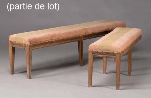 TROIS BANQUETTES D'ENTRE-FENETRES DE STYLE LOUIS XVI