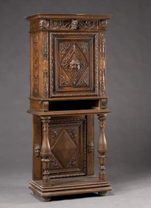MEUBLE CABINET DE STYLE RENAISSANCE DE LA FIN DU XIXEME SIECLE
